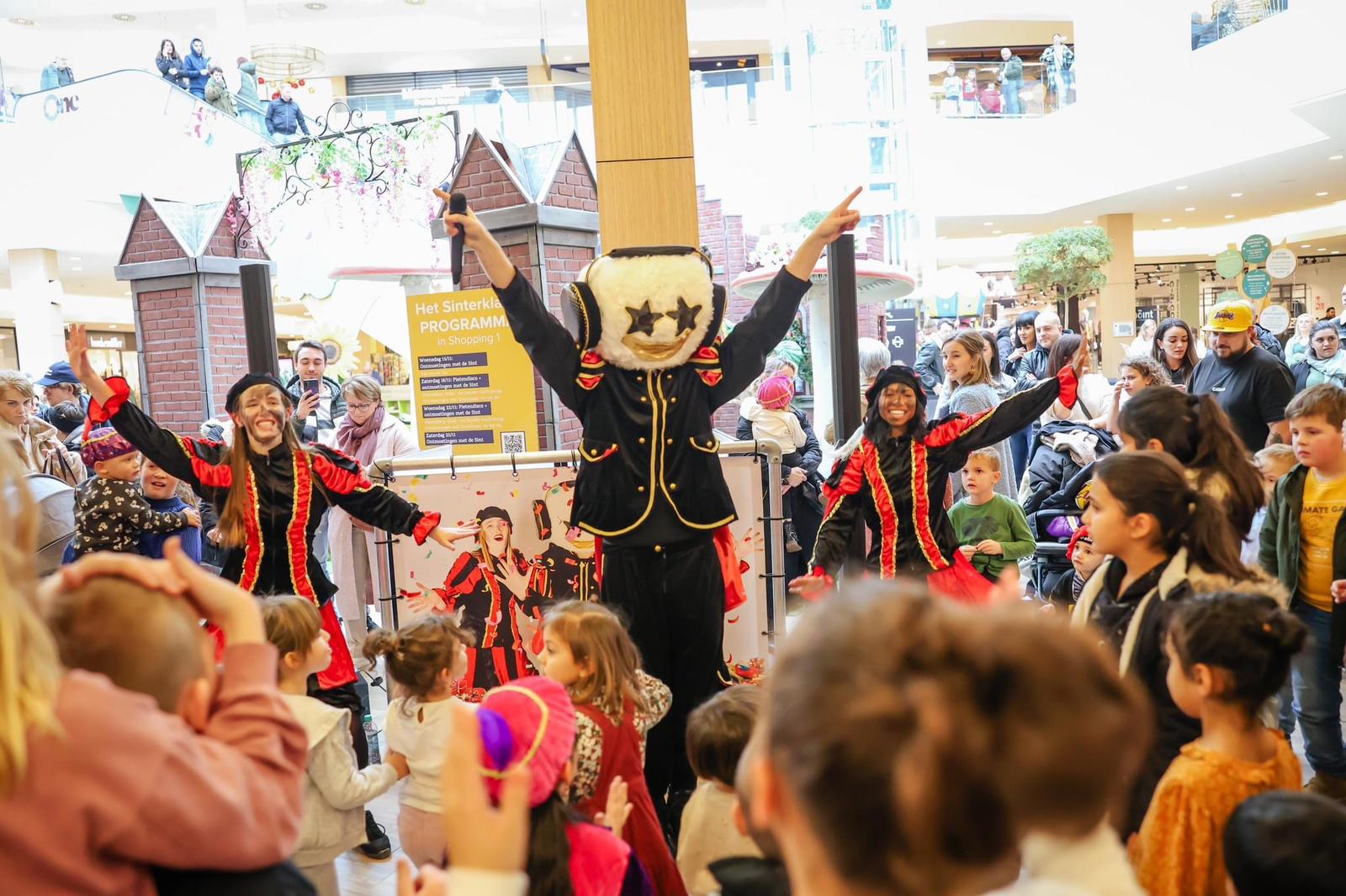 Dans mee met de Pieten van Sinterklaas!